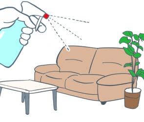 ソファ、テーブル、鉢植えのある部屋で家具に洗剤をスプレーしている人のイラスト。.