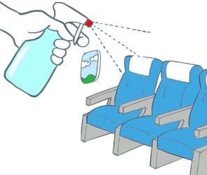 飛行機の座席に消毒液を吹きかける手と、小さな窓に青空と雲が映っているイラスト。.