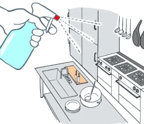 シンク、コンロ、調理器具が吊るされたキッチンで、手で洗剤を吹きかけているイラスト。.