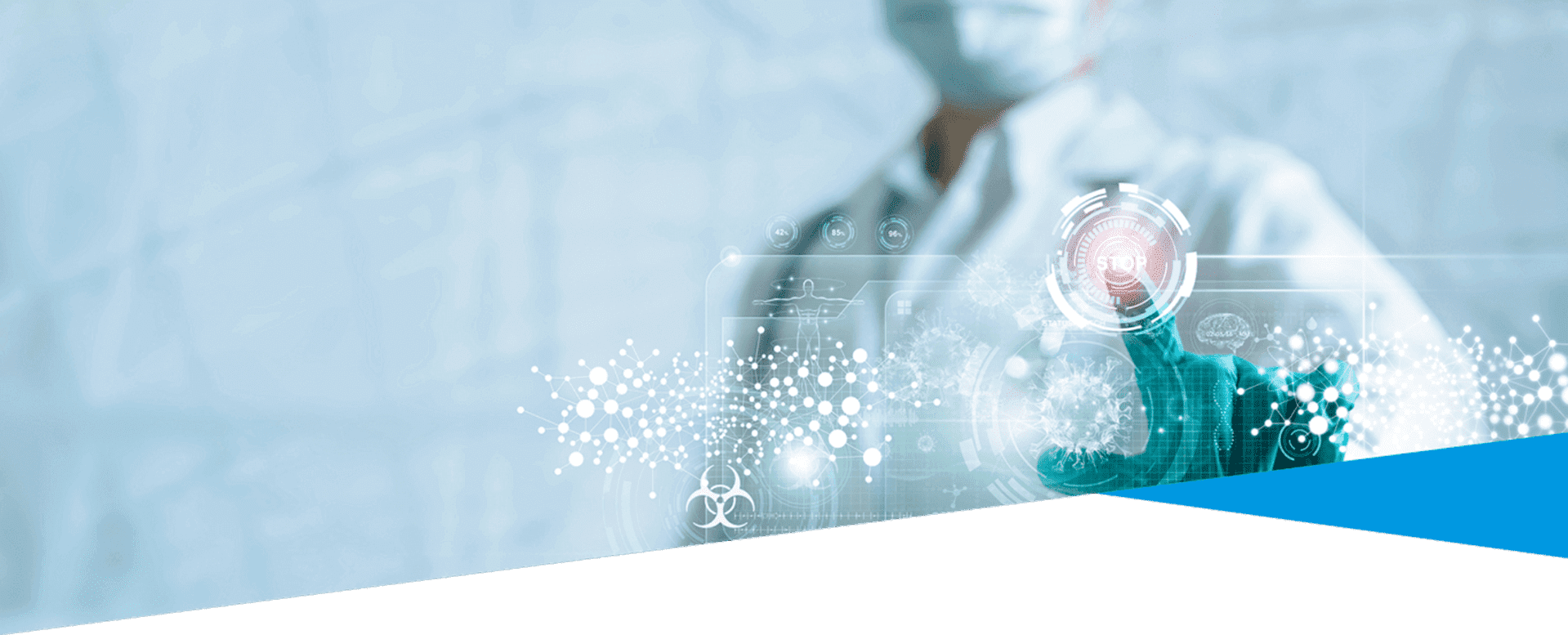 マスクと手袋を着用した科学者が、さまざまな技術アイコンを表示するデジタル インターフェースを操作します。.