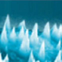 青い背景に、氷や結晶構造に似た白い尖った構造のぼやけた画像。.